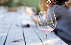 Vinglass som fylles.