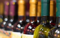 Alkoholsalget fortsetter å øke vinflasker i hylle